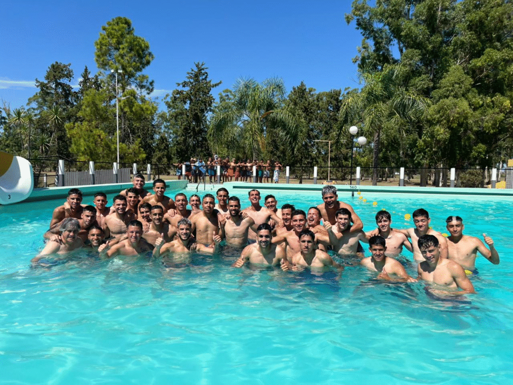 El equipo de Centro Español entrena durante su pretemporada en Entre Rios